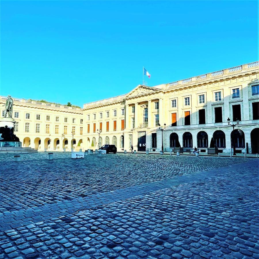 Charme De L'Ancien Pour Cet Appartement Entierement Renove Dans L'Hypercentre De Reims Exterior photo